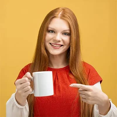 Femme montrant un mug à personnaliser